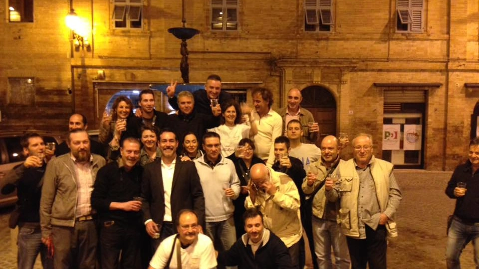 Castelfidardo, il nuovo sindaco Ascani festeggia con il Movimento 5 Stelle (Foto Santini)
