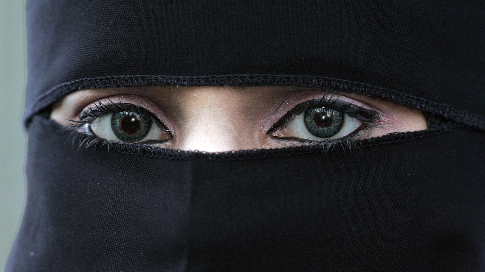 La giovane donna musulmana, sposata con un matrimonio concordato, ora vive in una struttura protetta. Maltratta anche davanti ai figli piccoli