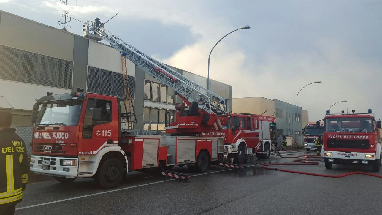 Incendio: i vigili del fuoco al lavoro in via Ravenna a San Pietro in Casale 