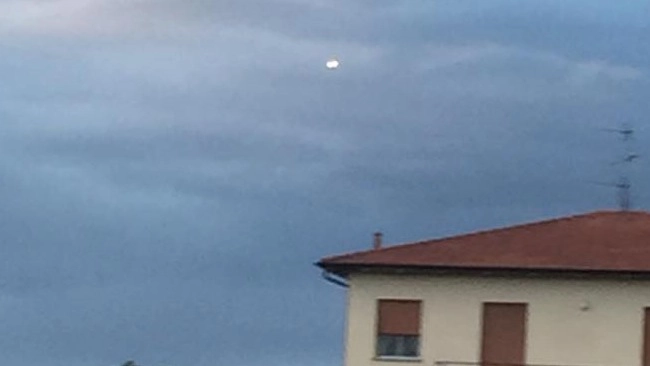 L’ufo nel cielo sopra al tetto della casa (foto Radogna)