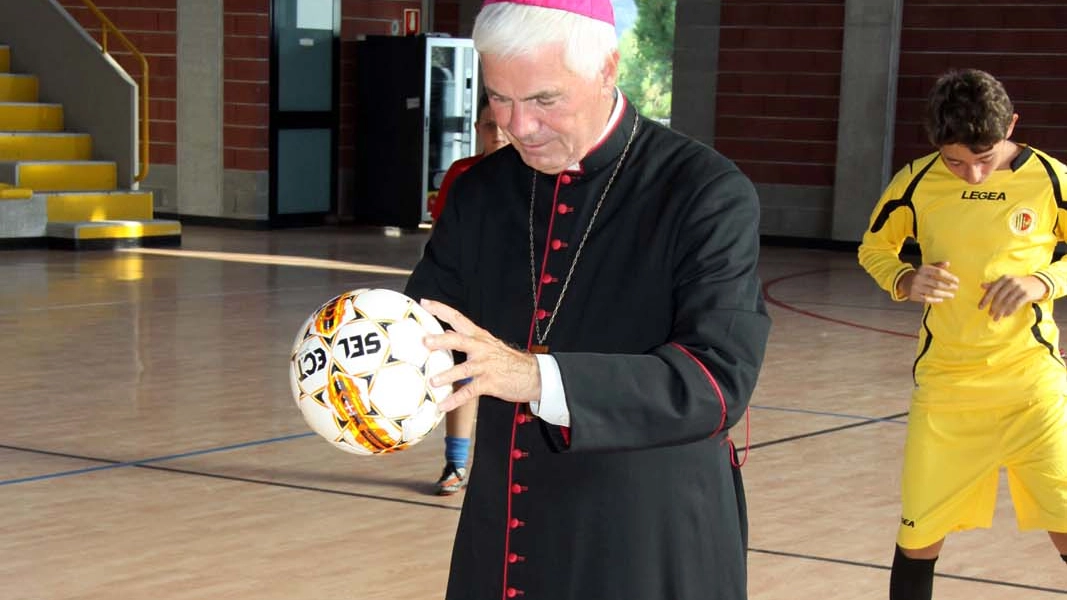 Il vescovo dà il calcio d'inizio (Foto Labolognese)