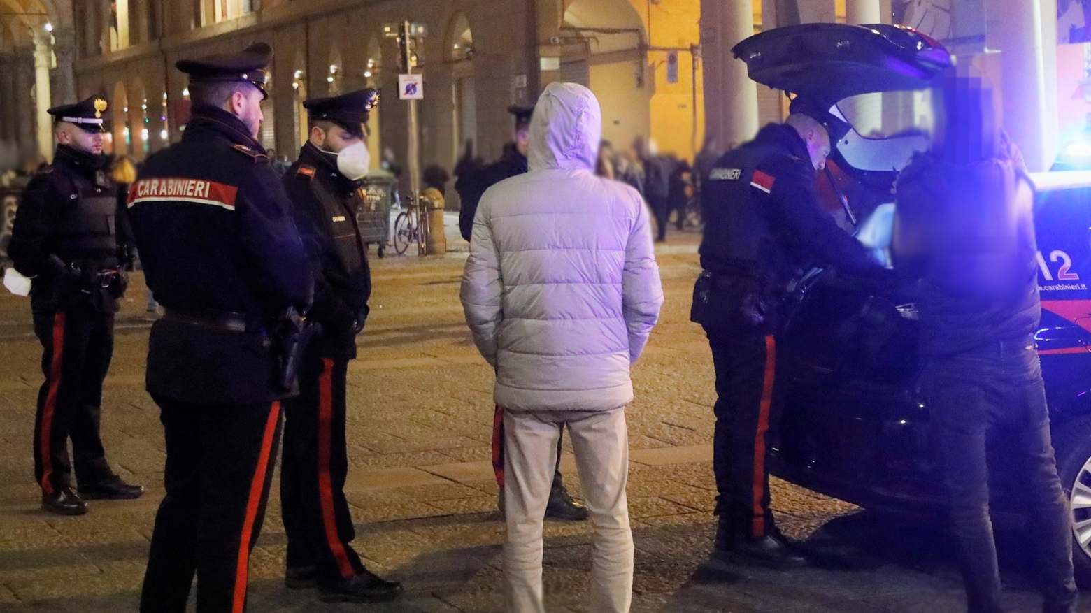 Una pattuglia dei carabinieri in piazza Verdi (foto di repertorio)