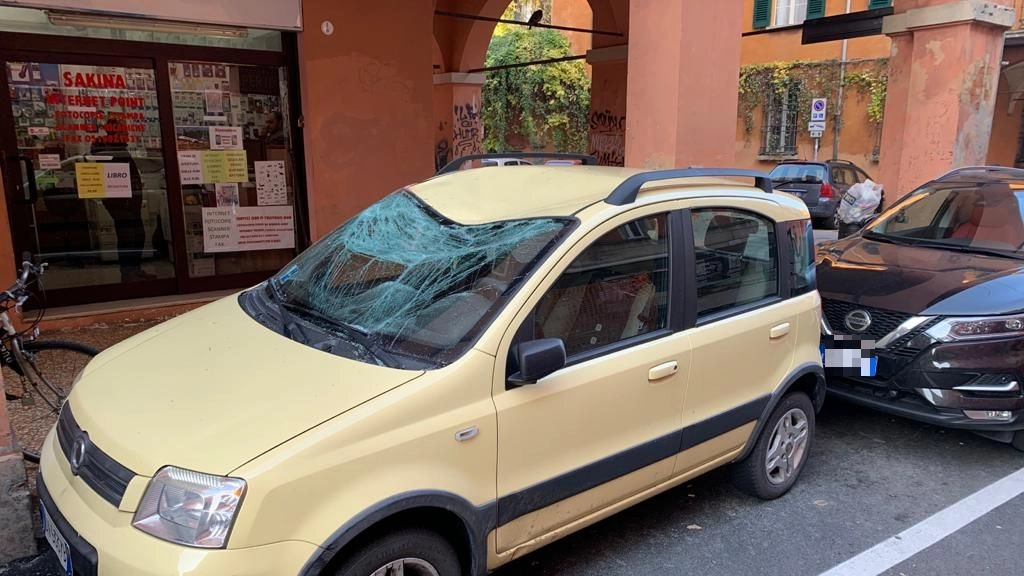 L'auto con il vetro sfondato in via Alessandrini a Bologna