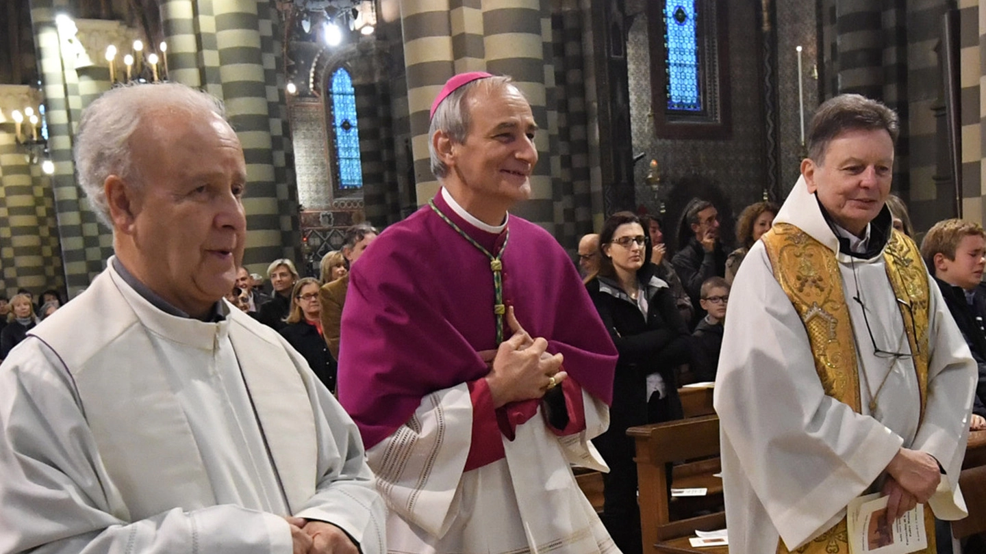 L’arcivescovo Zuppi tra padre Zella, a destra,  e padre Di Maria,  a sinistra