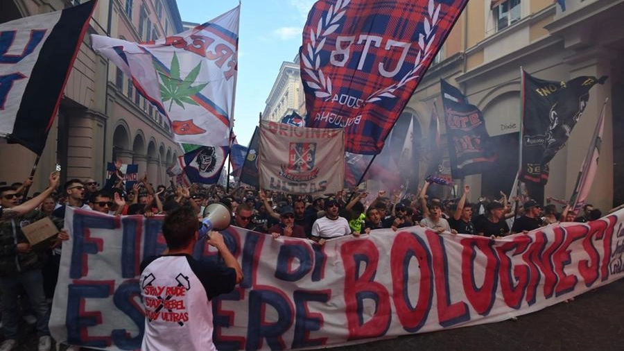 Ultras del Bologna in corteo per i 112 anni del club (foto Schicchi)
