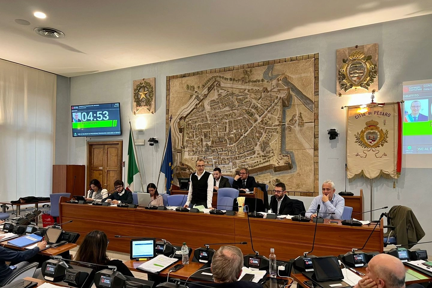 Il sindaco Matteo Ricci, ieri, in Consiglio comunale commenta il rendiconto 2022