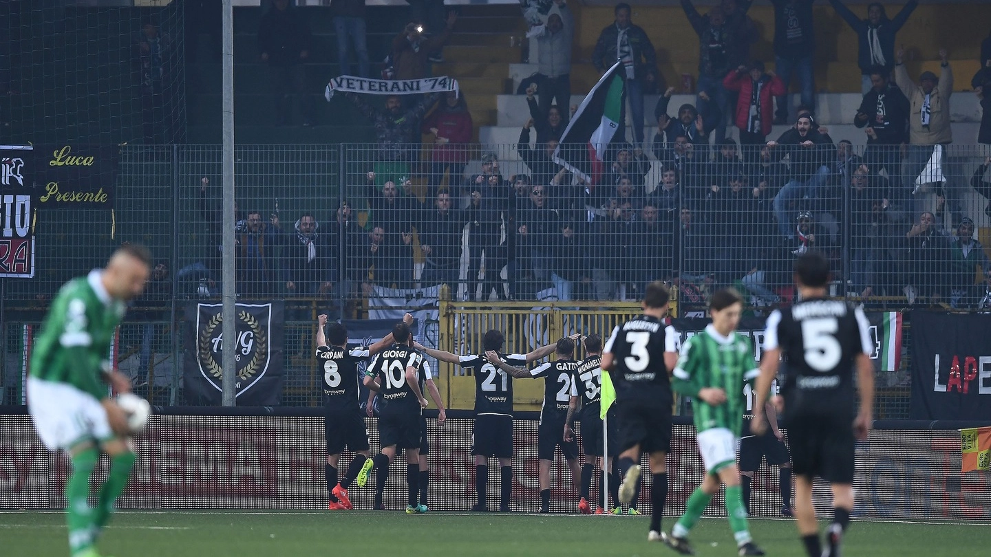 Cacia e i giocatori dell'Ascoli esulta dopo il 2-1 all'Avellino (LaPresse)