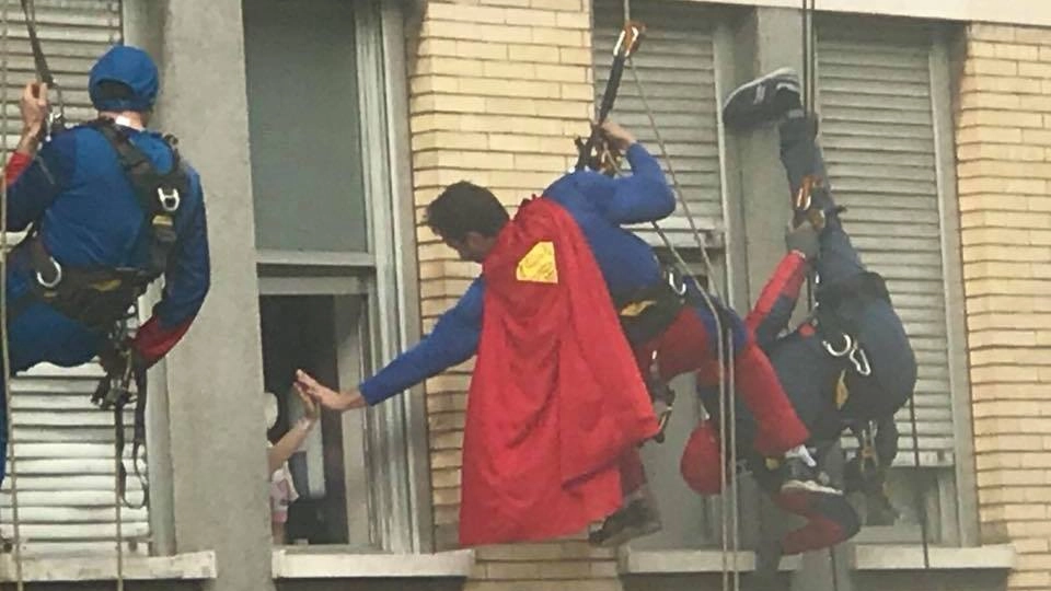 I supereroi si calano dal tetto dell’ospedale Bambin Gesù