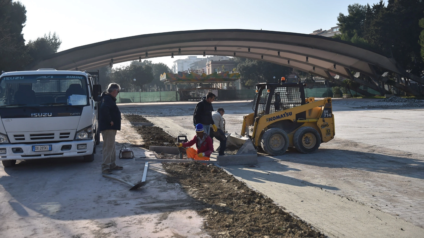 I lavori di pavimentazione dell’area dell’ex fiera costeranno circa 15mila euro (foto Roberto Vives) 
