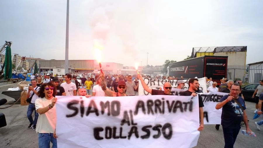 Manifestazione ad Ancona: "Troppe spese: le barche sono ferme deve intervenire il governo"