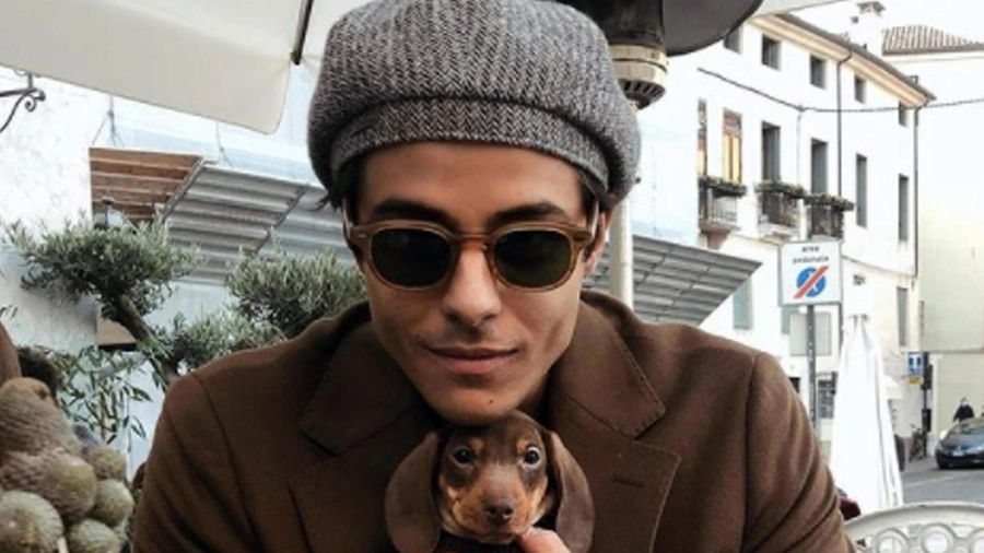 Michele Merlo, 28 anni, con il cane che aveva adottato insieme alla fidanzata Lulù