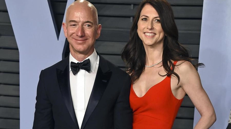 Jeff Bezos e l'ex moglie (Ansa)