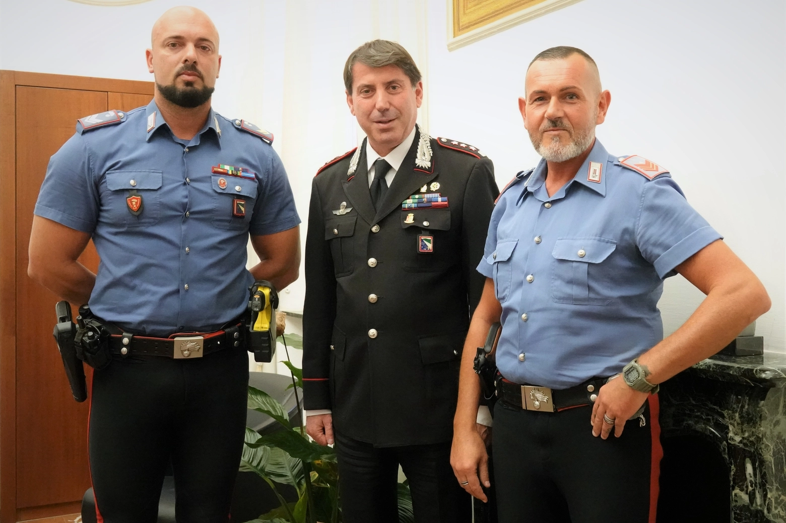 Da sinistra il vice brigadiere Mattia Ciaffoni, il colonnello Ettore Bramato - comandante provinciale dei carabinieri di Bologna - e l'appuntato scelto Q.S. Francesco Cruciani