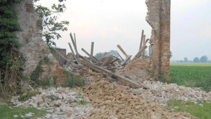 Un fienile crollato durante il terremoto