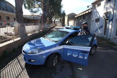 Bologna: va in commissariato, si autodenuncia per una rapina e mostra la droga ai poliziotti. Arrestata