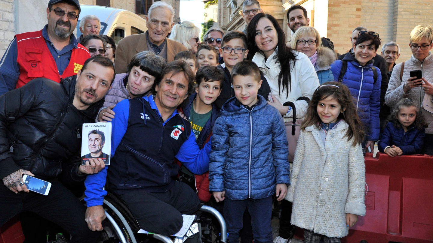 Alex Zanardi con i fan (foto Calavita)
