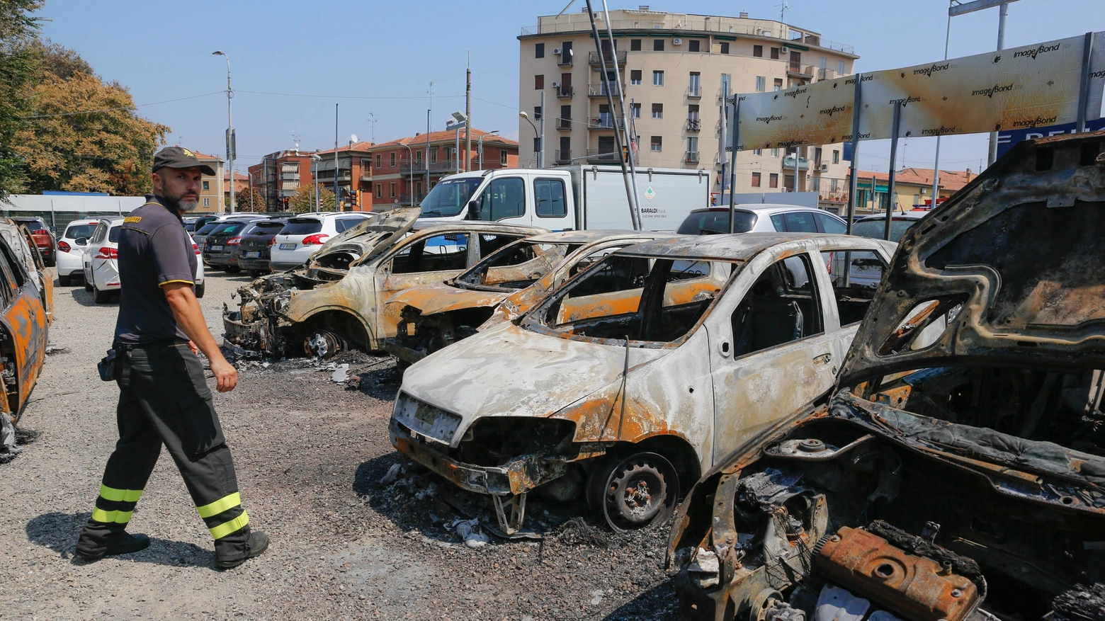 Decine le auto distrutte le rogo dopo l'esplosione (foto Schicchi)