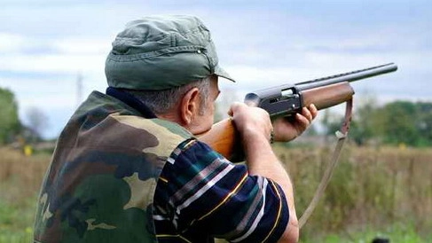 Il cacciatore, un pensionato di 73 anni, ha dimenticato il fucile a terra ed è partito con la sua auto