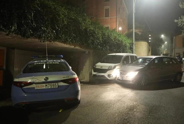 Bologna: ladri speronano auto della polizia, ferito un agente