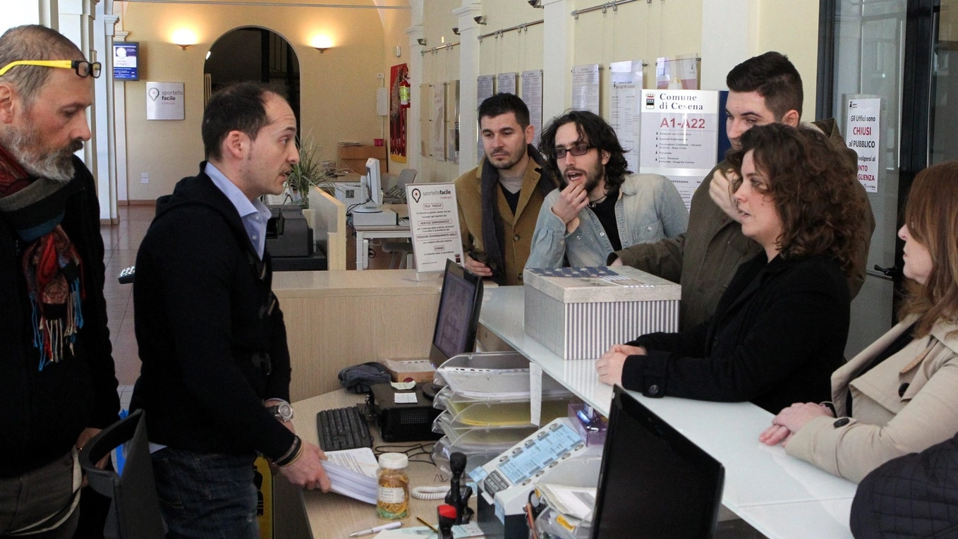 Cesena, il comitato contro la pedonalizzazione consegna le firme in Comune (Foto Ravaglia)