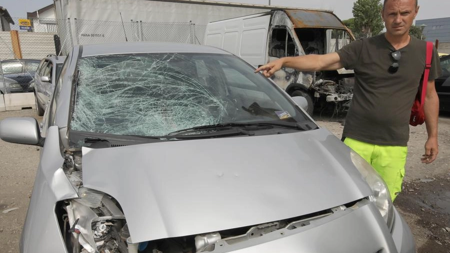L'auto danneggiata dopo l'incidente a Porto Corsini (foto Corelli)