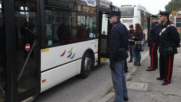 Controlli di polizia e carabinieri sui bus (foto d’archivio)