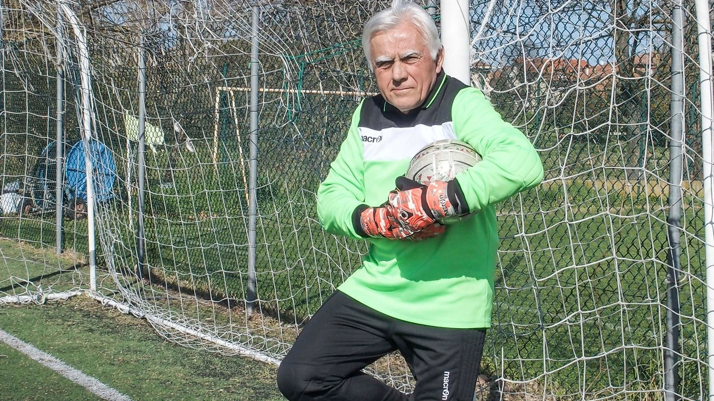 Mario Pellegrini, tra i pali a 70 anni (foto Petrangeli)