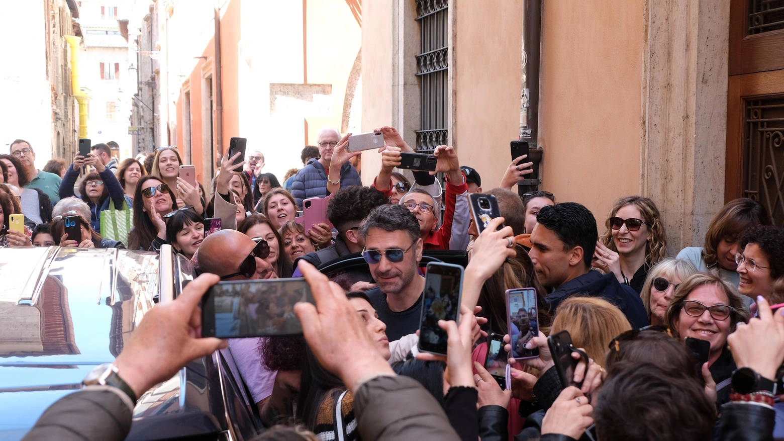 Fan e curiosi fuori dal Caffè Meletti per selfie e autografi con l'attore romano