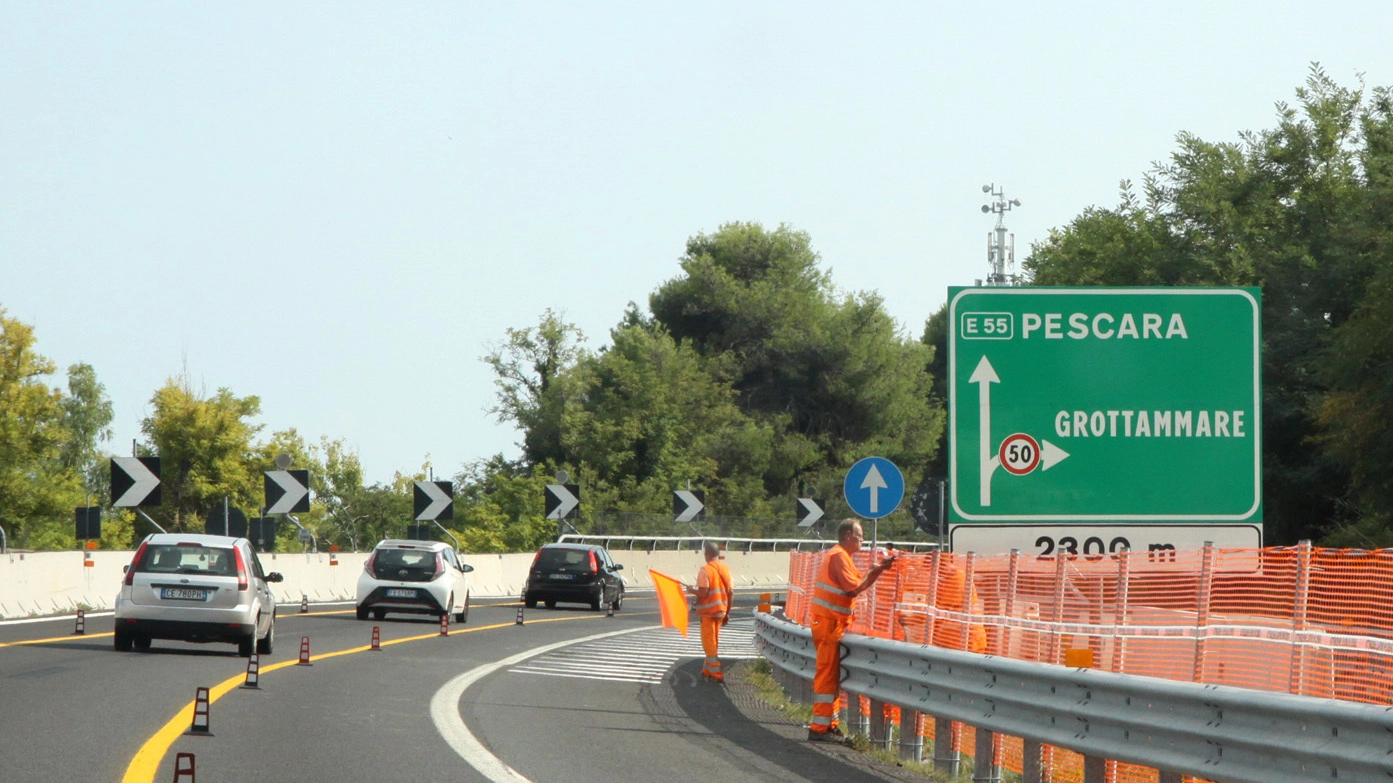 A14, lavori in corso in autostrada (foto Sgattoni)