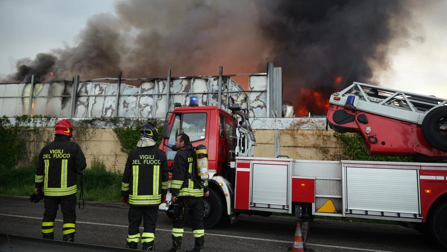 I vigili del fuoco intervenuti per l'incendio alla sede di Longagnani Ecologia