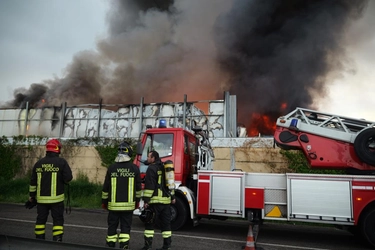 Incendio rifiuti Longagnani Modena, cosa dicono i risultati di Arpae sullo stato dell’aria