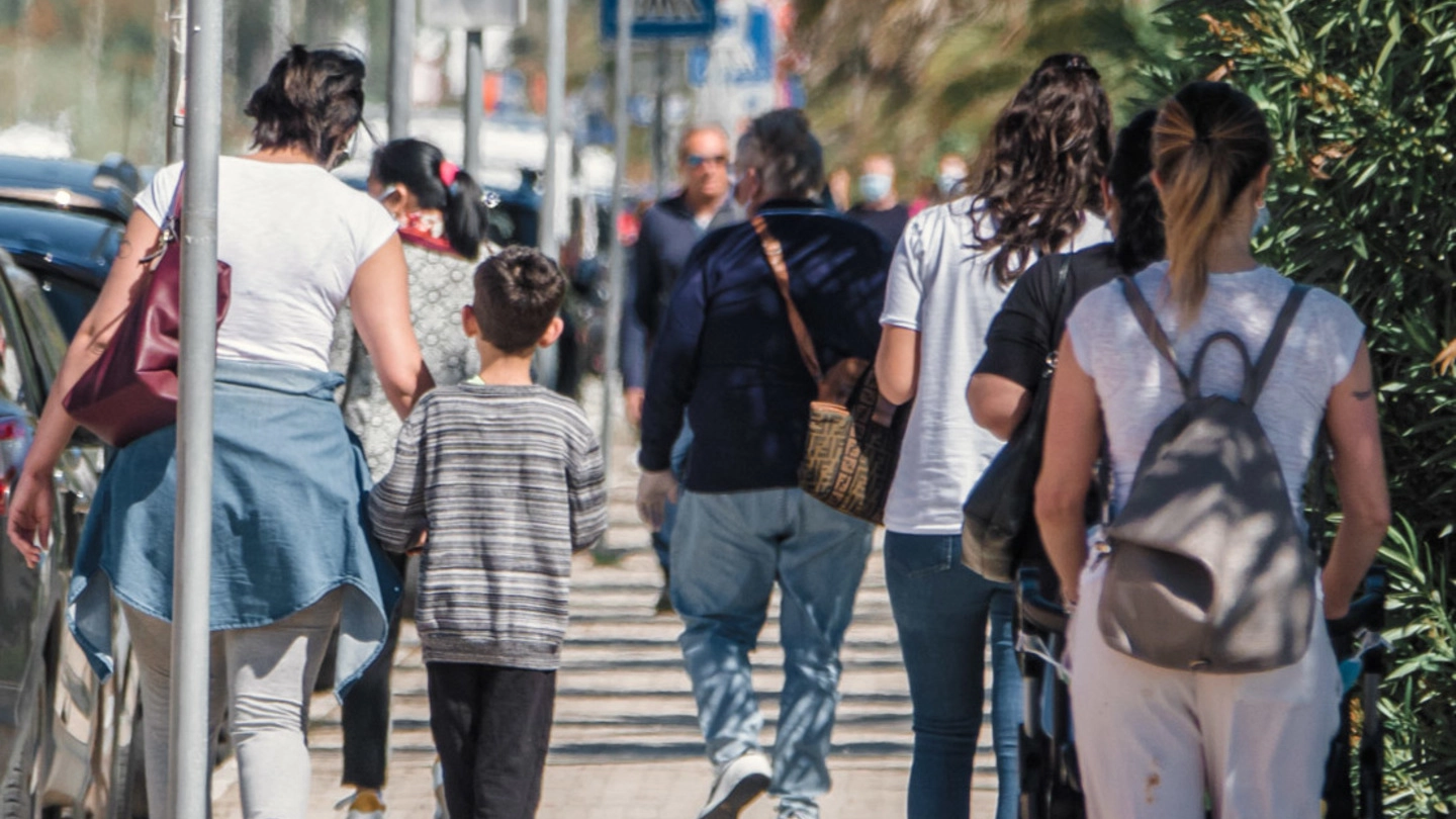 Fase 2, gente in giro a Porto Sant'Elpidio (foto Zeppilli)