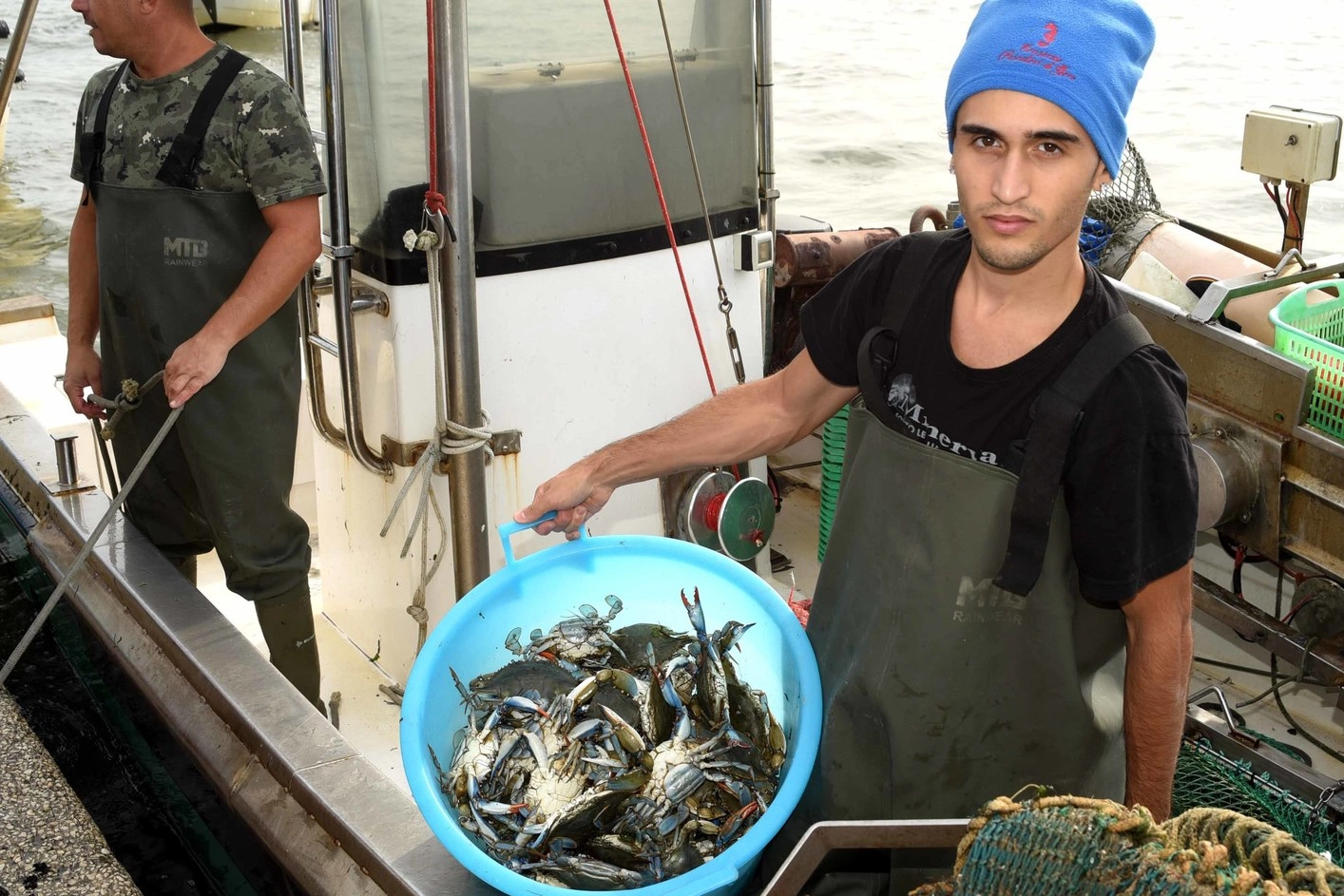 Guerra al granchio blu: viaggio con i pescatori di Goro