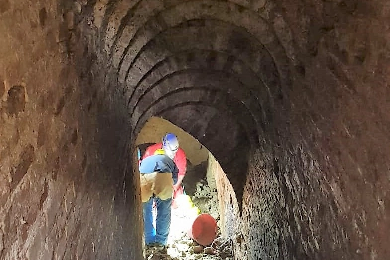 Gli speleologi hanno appena terminato la scalinata di accesso ai sotterranei