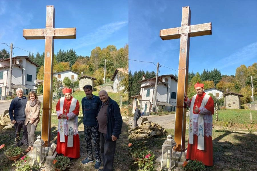 Il cardinale Ernest Simoni benedice la croce nei boschi del monte Tavianella