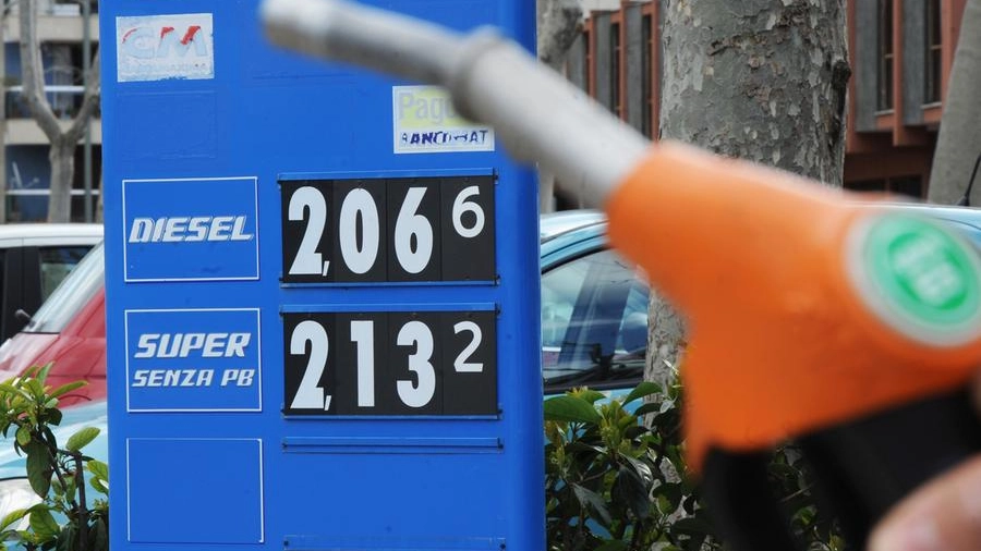 Un distributore di benzina (foto Imagoeconomica)
