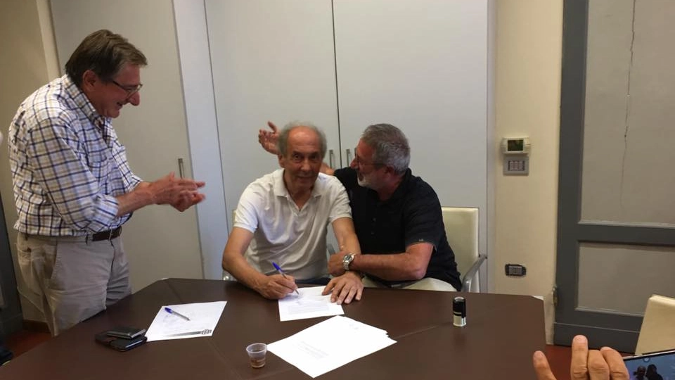Rino Foschi e Giorgio Lugaresi dopo la firma da parte  del dt. Applaude il consigliere Oliviero Santerini