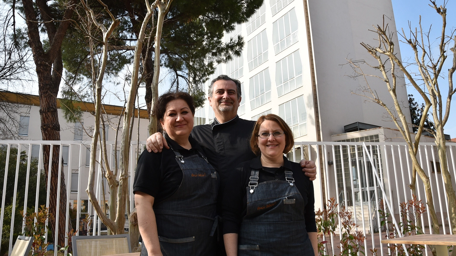 Valerio Lazzari, Maura e Roberta Caselli, titolari del bar dell'Hotel della Città