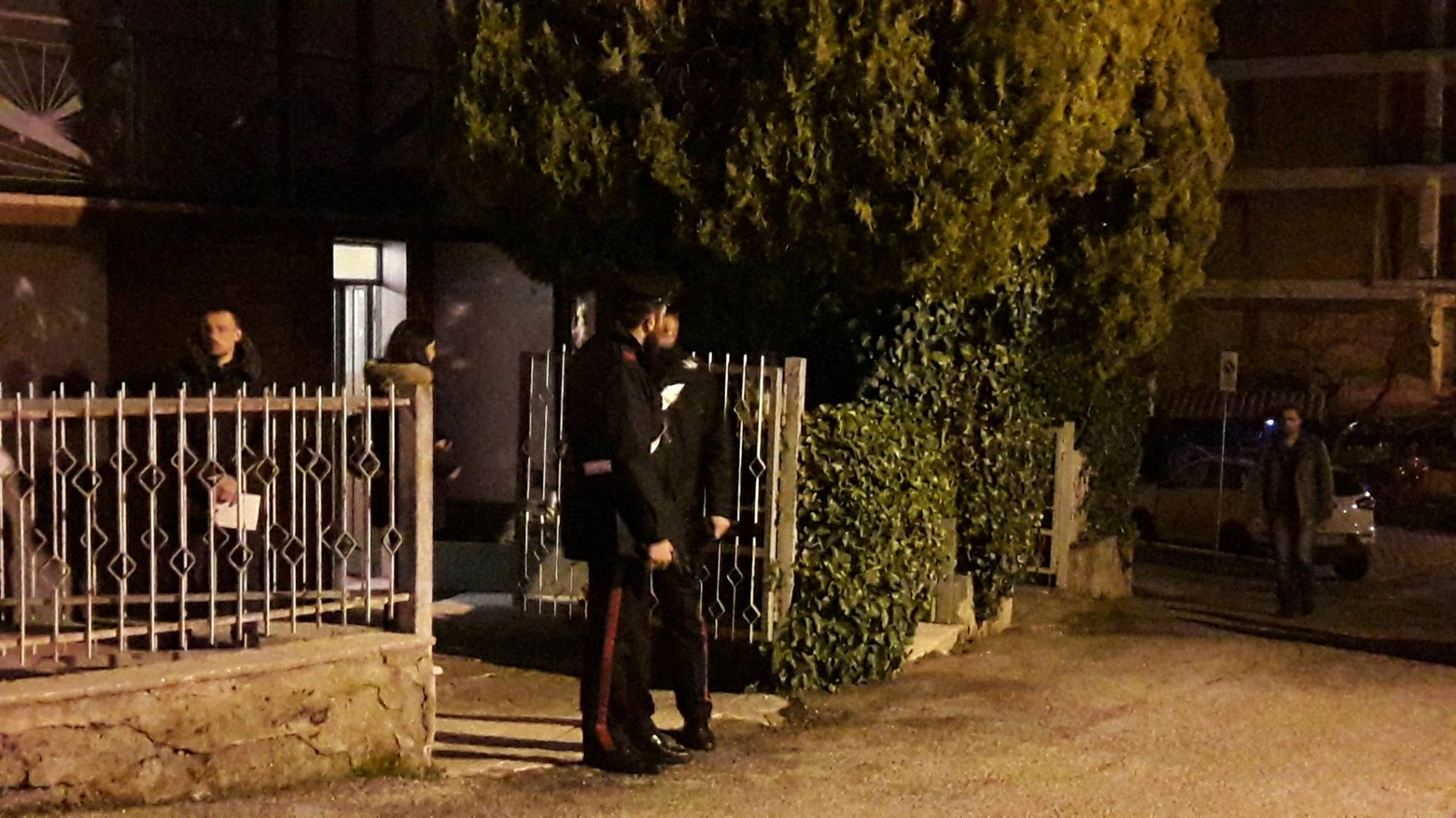 I carabinieri davanti alla casa della tragedia (foto Binci)
