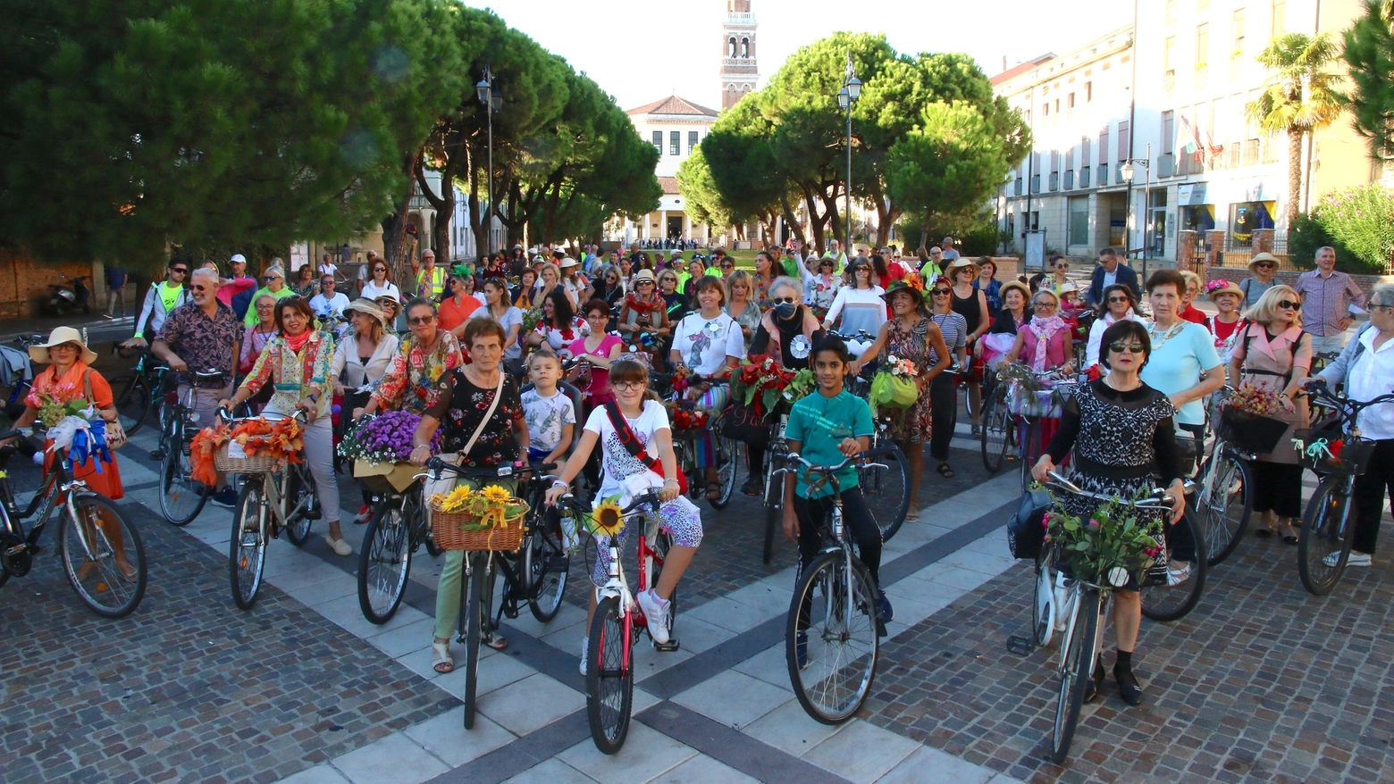 Domenica pomeriggio parte da piazza Vittorio Emanuele II il colorato corteo di ciclisti organizzato dalle signore rodigine