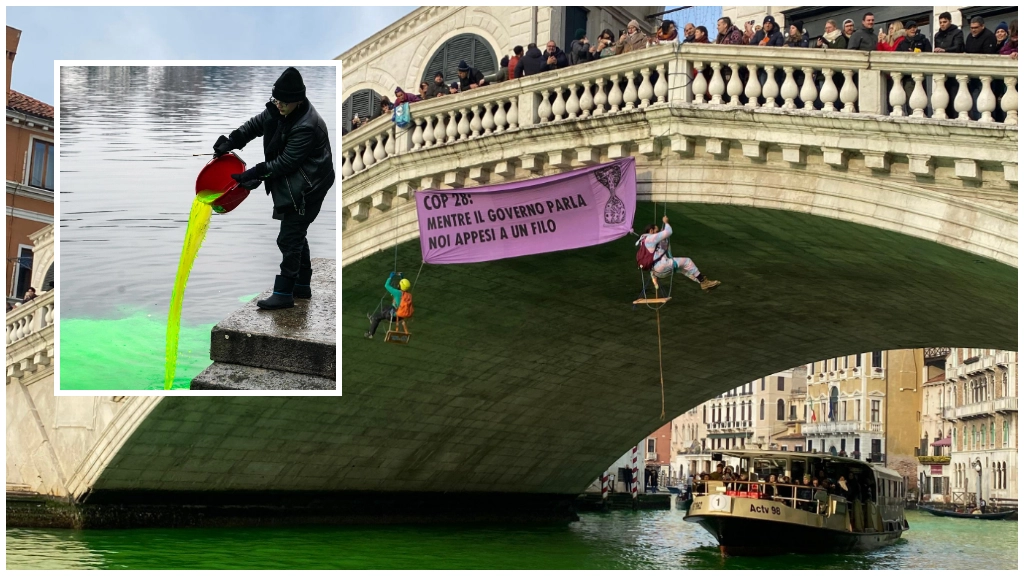 Protesta sul Canal Grande di Venezia: sversata fluoresceina per colorare l'acqua di verde