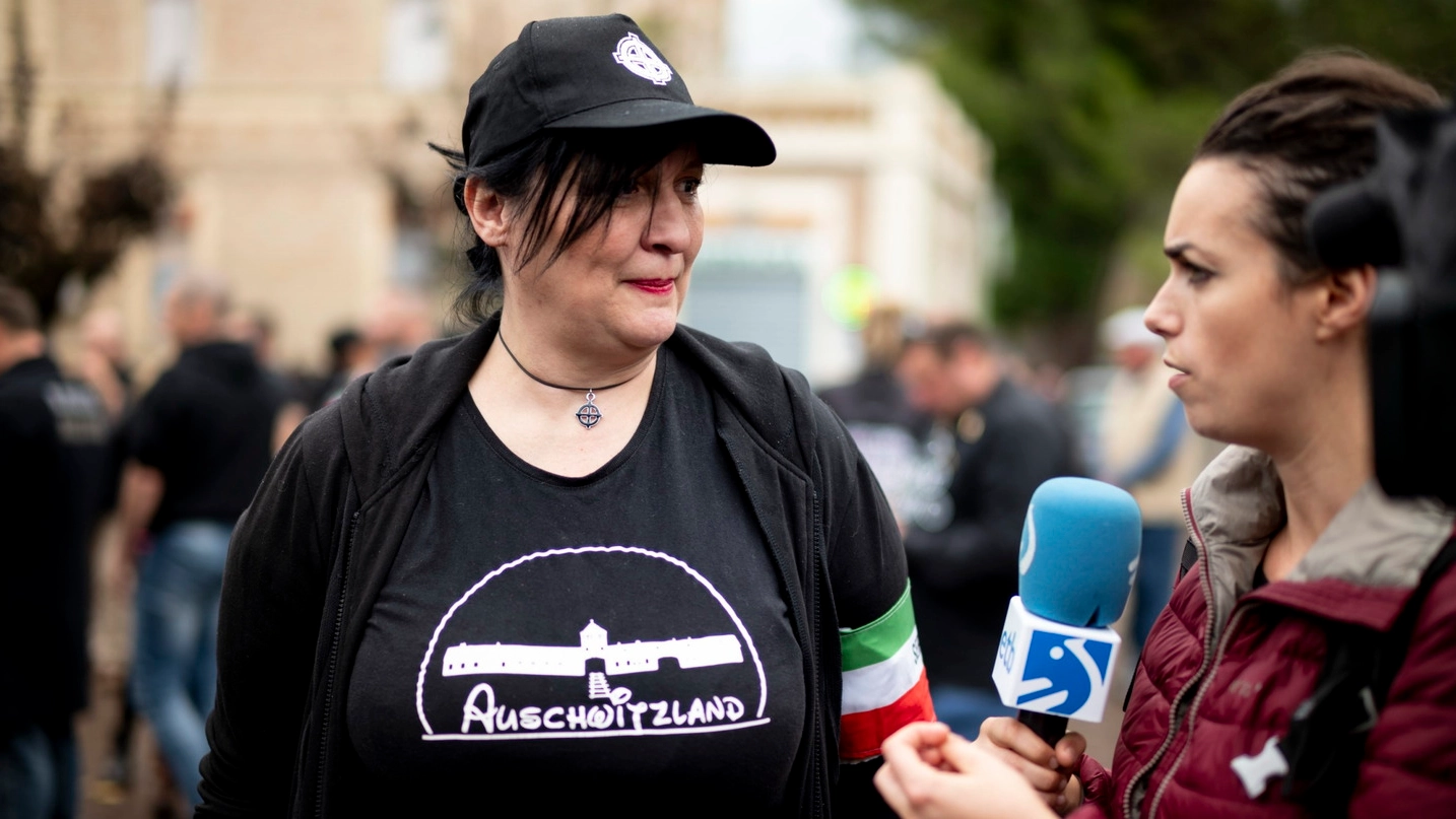 Selene Ticchi con la maglietta al centro delle polemiche indossata duranta la manifestazione del 28 ottobre