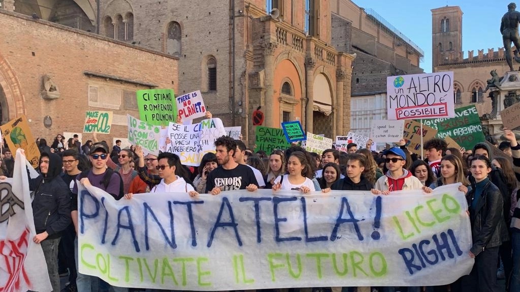 Gli studenti in piazza Maggiore per il Friday for Future 