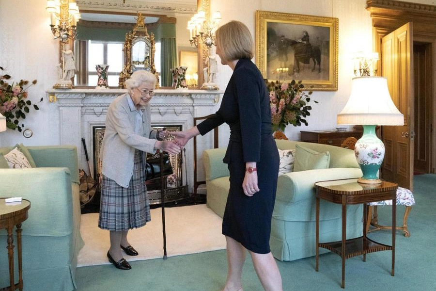 La regina Elisabetta incontra la nuova premier britannica Liz Truss (Ansa)