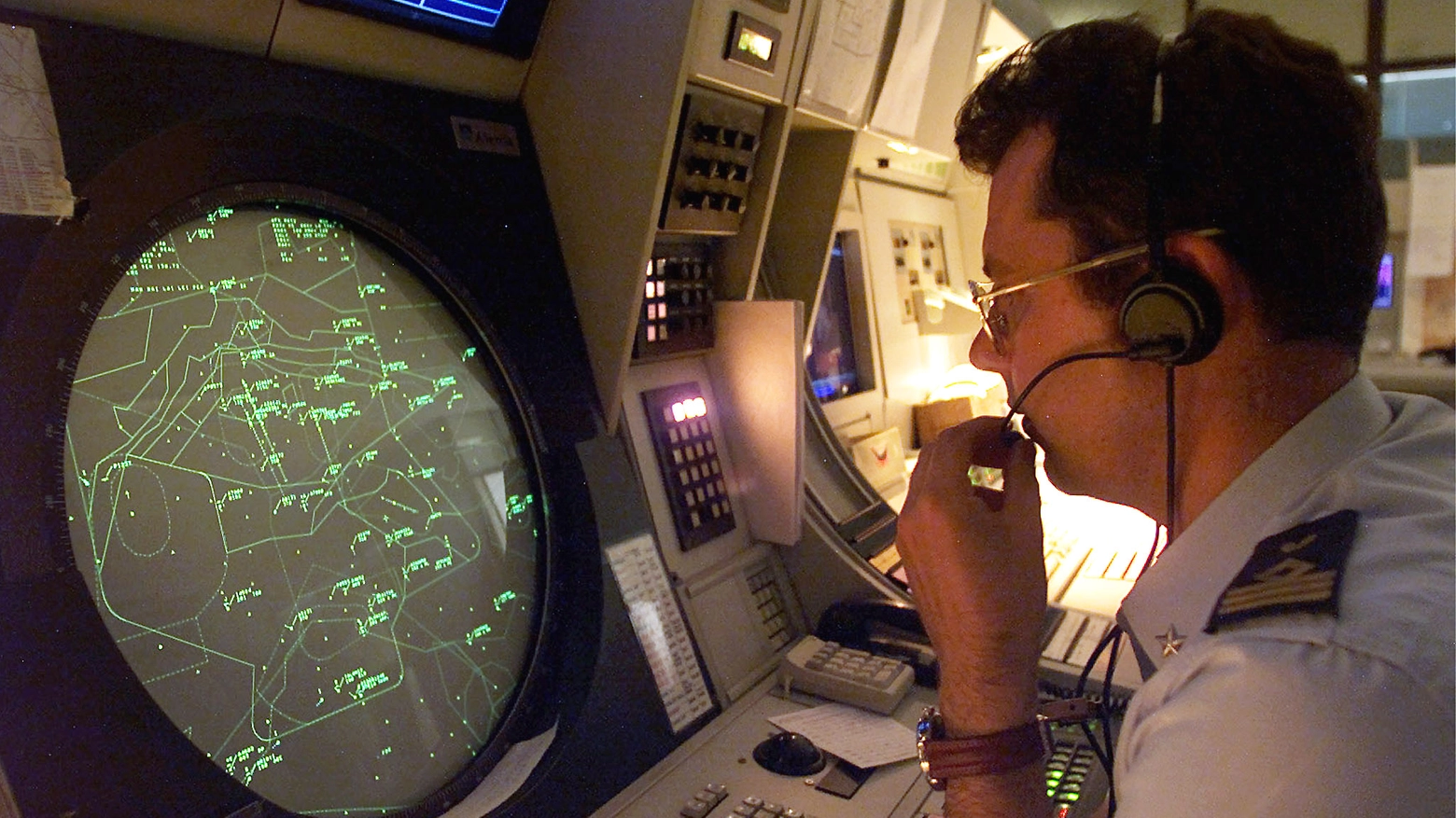 L'aereo sparito dai radar ha 28 persone a bordo