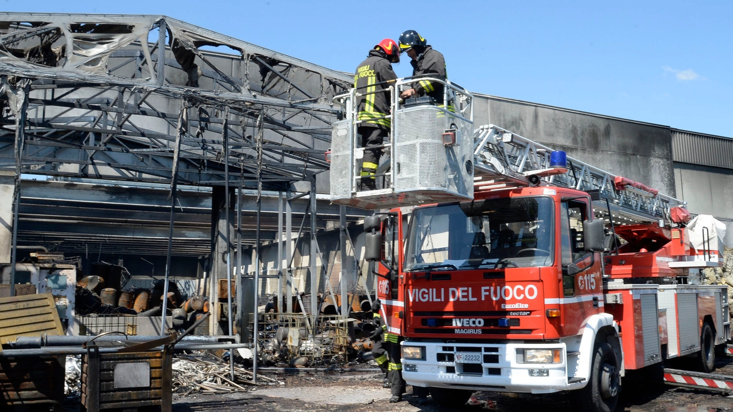 I vigili del fuoco al lavoro sul capannone distrutto dall’incendio