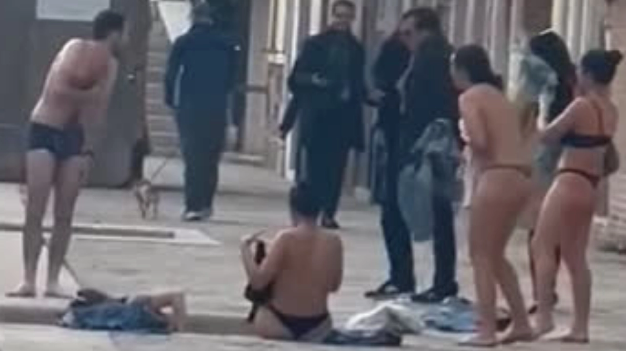 Un frame del video del bagno il slip e topless nel centro storico di Venezia