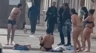 Venezia, bagno vietato in slip e topless nel rio di Ognissanti
