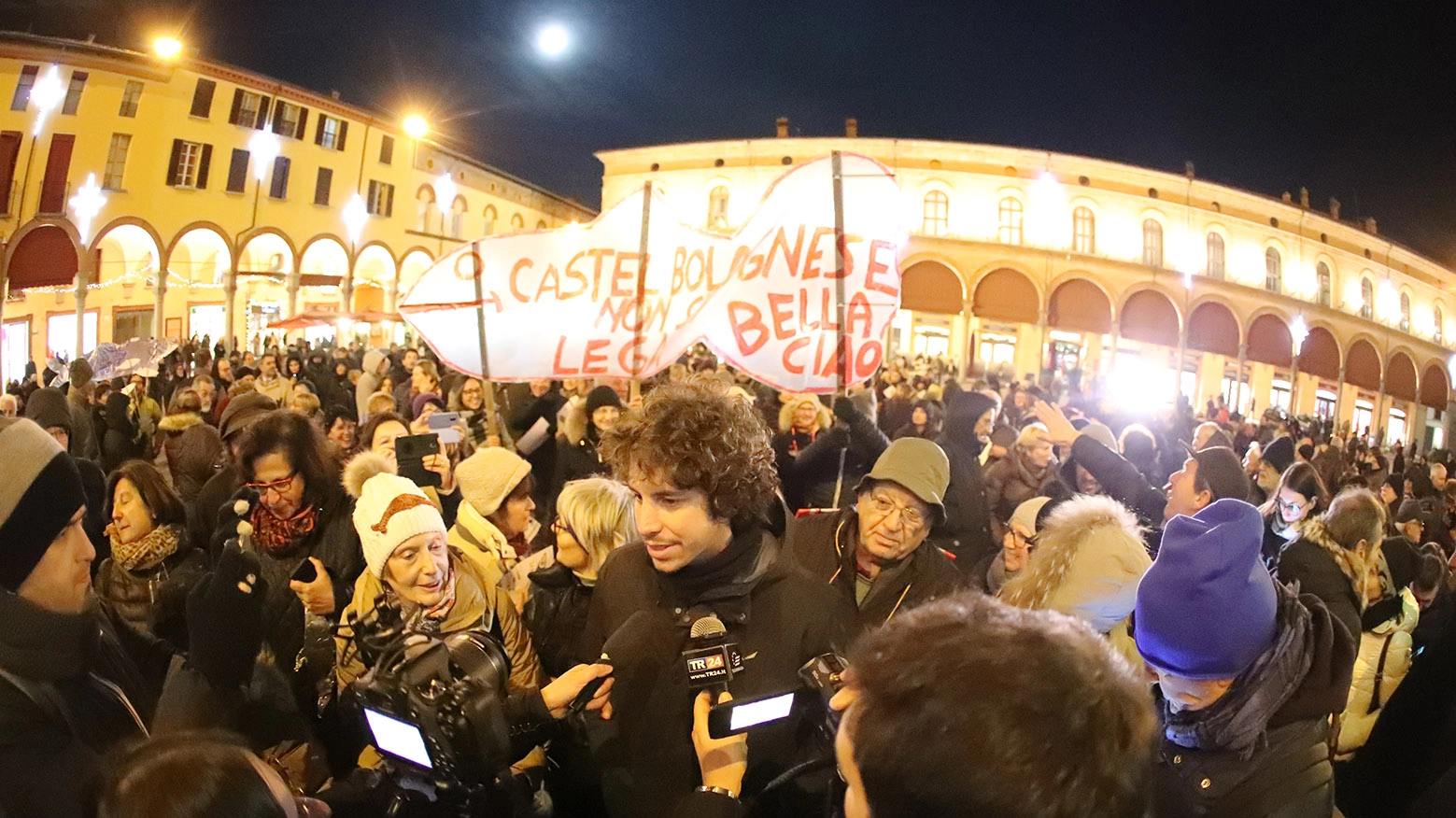 Sardine in piazza a Imola, folla per Mattia Santori (foto Isolapress)