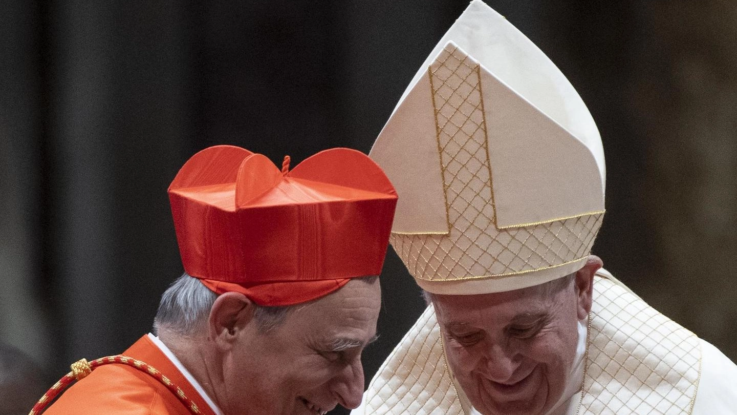 Il cardinale Zuppi e Papa Francesco (Foto Ansa)